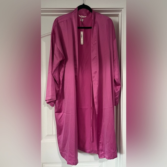 Victoria's Secret NWT Pink Satin Style Robe size M/L - Picture 5 of 7